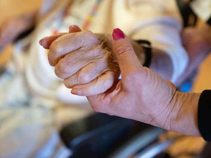 Die Pflege durch Angehörige ist unverzichtbar für den Sozialstaat. Deshalb fordern die Fraktionschefs von CDU und CSU bei den anstehenden Reformen mehr politische Wertschätzung für die «Helden des Alltags». (Illustration) / Foto: Marijan Murat/dpa