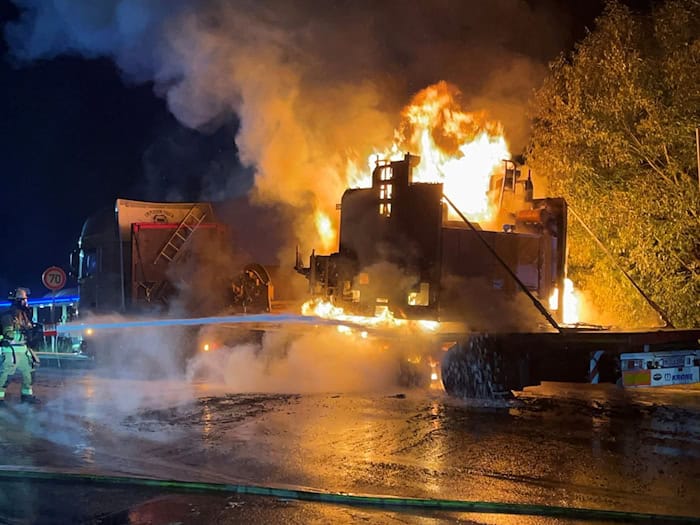 Die Löscharbeiten dauerten die ganze Nacht.  / Foto: Polizeiinspektion Stadtsteinach/dpa