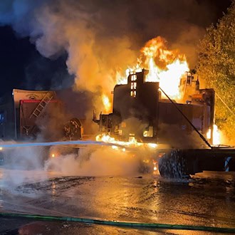 Die Löscharbeiten dauerten die ganze Nacht.  / Foto: Polizeiinspektion Stadtsteinach/dpa