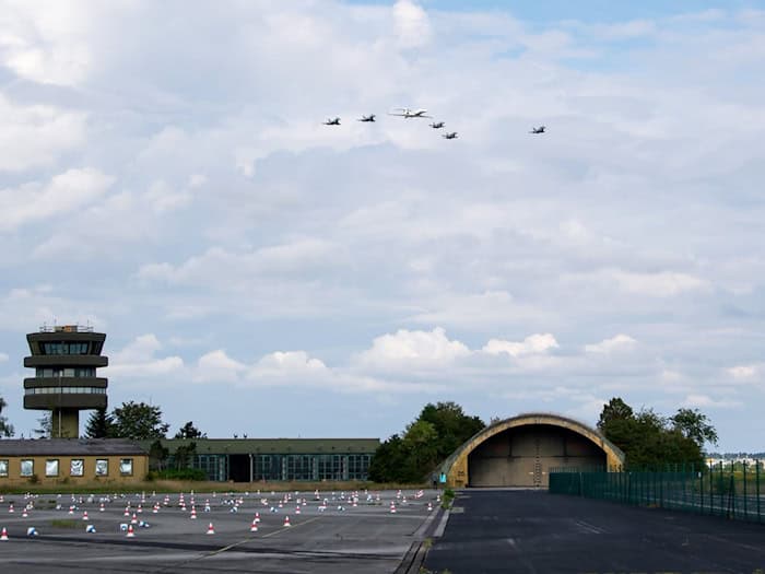 Der Fliegerhorst Fürstenfeldbruck kann auf eine lange und wechselhafte Geschichte zurückblicken. Nun ist klar: Die Bundeswehr will den Standort nicht bis 2030 aufgeben, sondern zur Ausbildung für die Luftwaffe nutzen. (Archivbild) / Foto: Sven Hoppe/dpa