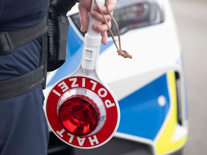 Die Polizei stoppte den Kleintransporter auf der A3. (Symbolbild) / Foto: Marijan Murat/dpa