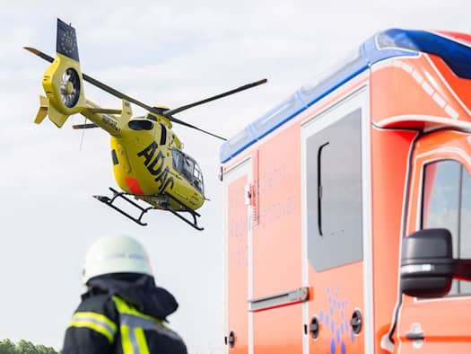 Mann balanciert auf Brückengeländer und stürzt ab