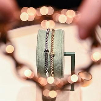 Der geraubte Schmuck wurde später einem Juwelier angeboten. (Symbolbild) / Foto: Uli Deck/dpa