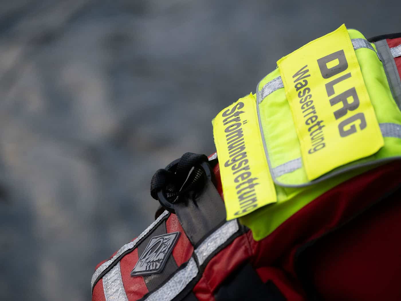 Ein Wasserretter holte den 46-jährigen Mann aus der Strömung der Isar. (Symbolbild) / Foto: Marijan Murat/dpa