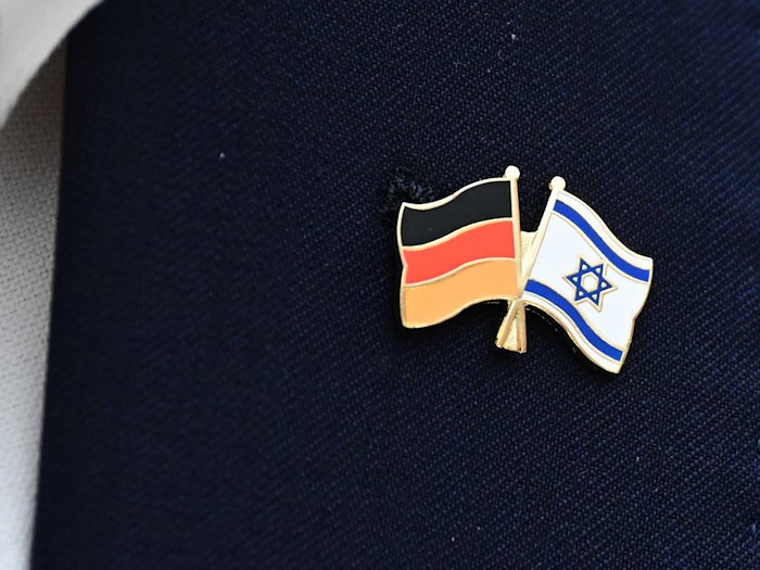 Das Opfer trug nach Angaben der Ermittler eine Anstecknadel mit der Flagge Israels am Revers. (Symbolbild) / Foto: Bernd Weißbrod/dpa