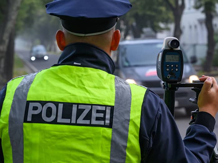 Die Polizei kassierte den Führerschein des jungen Autofahrers. (Symbolbild) / Foto: Patrick Pleul/dpa