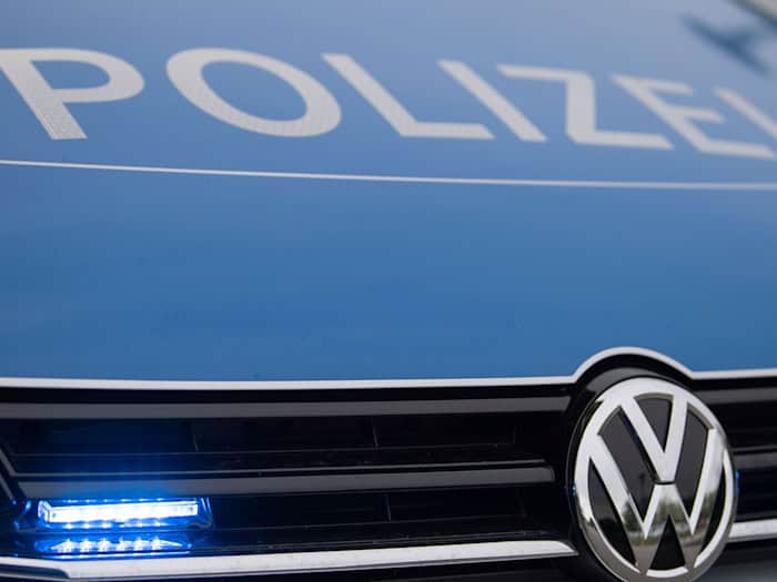 Die Polizei findet Mann und Hund in Wiedergeltingen. (Symbolbild) / Foto: Lino Mirgeler/dpa