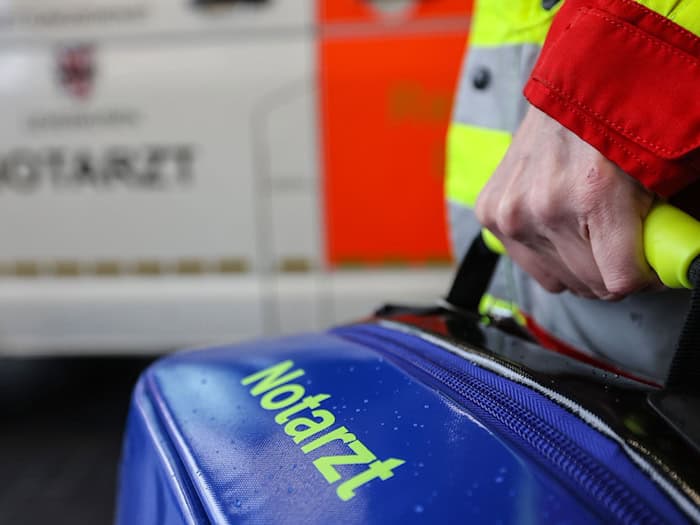 Durch die Metallzacken wird der junge Mann schwer verletzt und muss in ein Krankenhaus gebracht worden. (Symbolbild) / Foto: Oliver Berg/dpa
