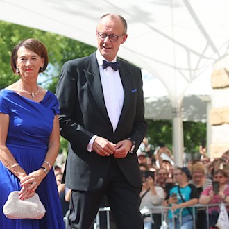 Merz und seine Frau waren im vergangenen Jahr dabei - und der Kanzler kommt erneut nach Bayreuth (Archivbild)  / Foto: Karl-Josef Hildenbrand/dpa