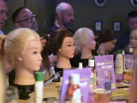 Mit Bier und Bürste: Frisuren üben in der Kneipe