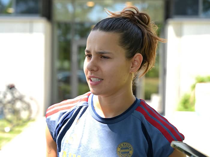 Will bald wieder ganz ins Training einsteigen: Bayern-Nationalspielerin Lena Oberdorf. / Foto: Florian Diettrich/dpa