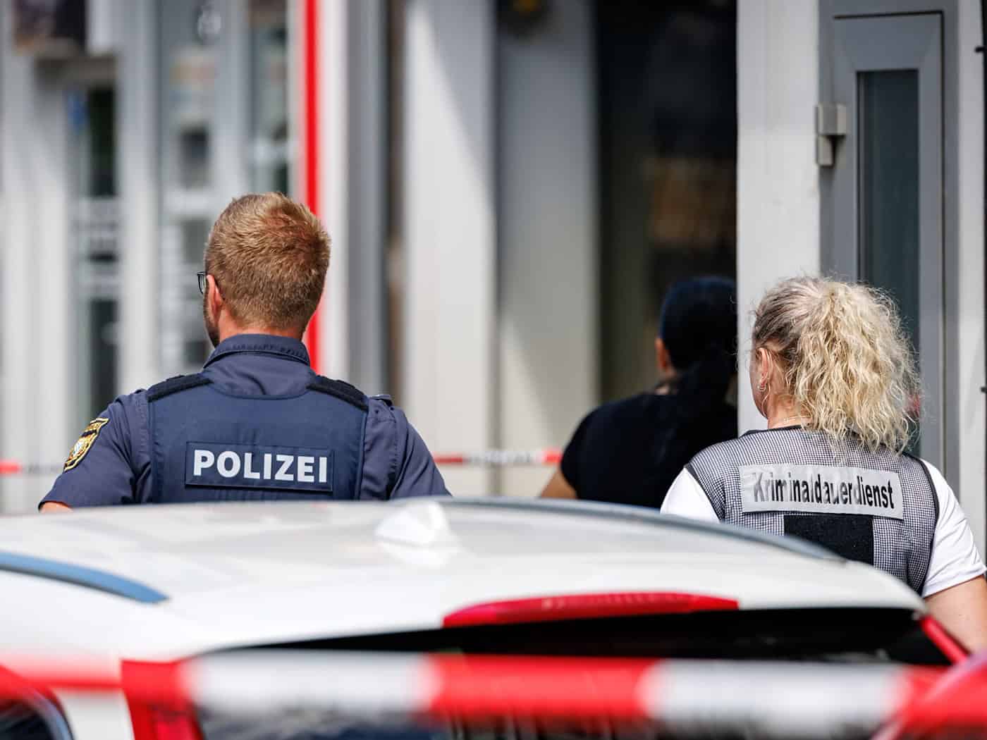 Wie kam es zu dem Streit? Wieso war der Mann mit einem Messer bewaffnet? Noch sind viele Fragen offen.  / Foto: -/dpa