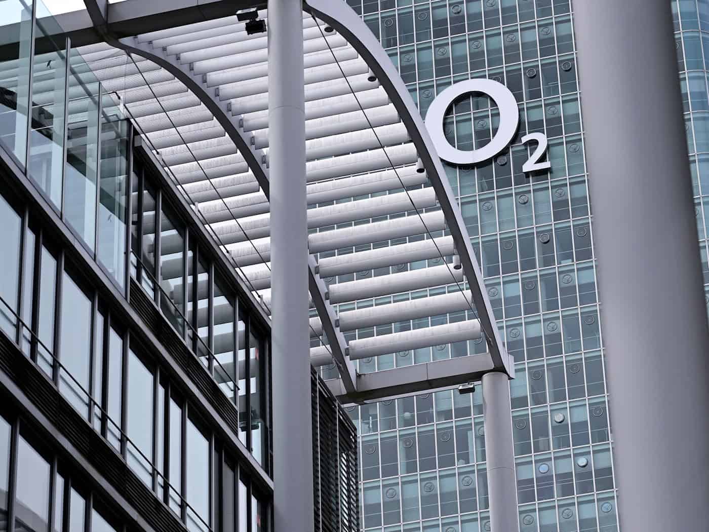 Das Logo bleibt zwar groß hängen an der Münchner Deutschlandzentrale, die Gesamtzahl der Belegschaft wird aber kleiner. (Archivbild) / Foto: Sven Hoppe/dpa