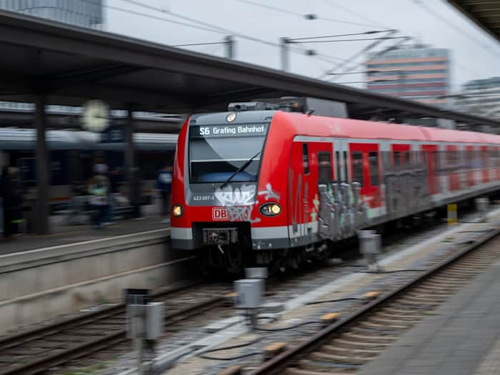 Die S5 fährt bis Oktober nur bis Aying - und endet in den Nächten manchmal sogar schon am Ostbahnhof. (Archivbild) / Foto: Peter Kneffel/dpa