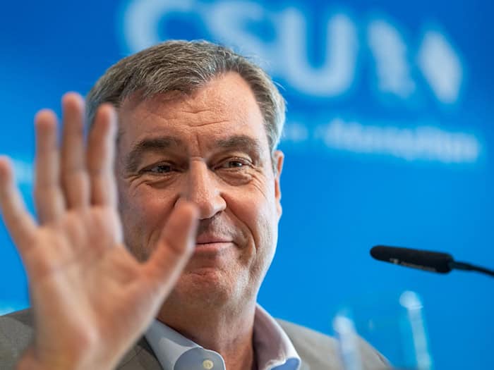 CSU-Chef Söder wurde mit einer Tomate beworfen und getroffen - warum und wieso ist aber weiterhin unklar. (Archivbild) / Foto: Peter Kneffel/dpa