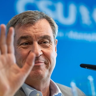 CSU-Chef Söder wurde mit einer Tomate beworfen und getroffen - warum und wieso ist aber weiterhin unklar. (Archivbild) / Foto: Peter Kneffel/dpa