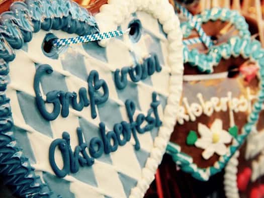 Lebkuchenherz mit blau-weißem Rautenmuster und der Aufschrift 'Gruß vom Oktoberfest