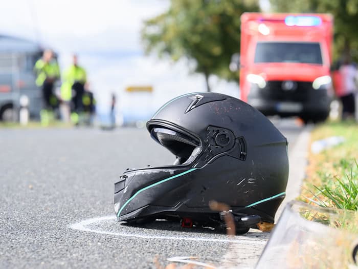 Der Mann erlag noch am Unfallort seinen Verletzungen. (Symbolbild) / Foto: Julian Stratenschulte/dpa