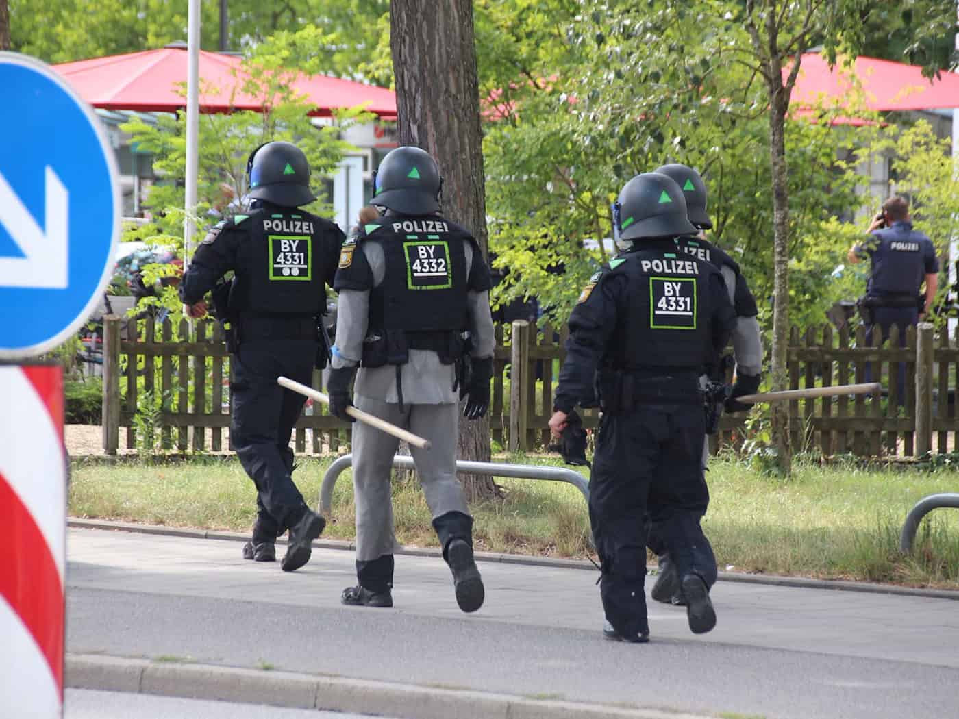 Polizisten sind in Regensburg im Einsatz.  / Foto: Moller-Schuh/Vifogra MEDIA/dpa