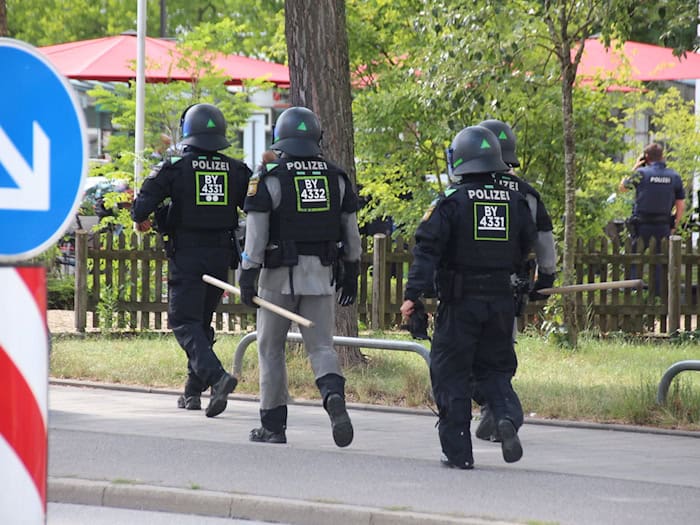 Polizisten sind in Regensburg im Einsatz.  / Foto: Moller-Schuh/Vifogra MEDIA/dpa