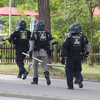 Polizisten sind in Regensburg im Einsatz.  / Foto: Moller-Schuh/Vifogra MEDIA/dpa