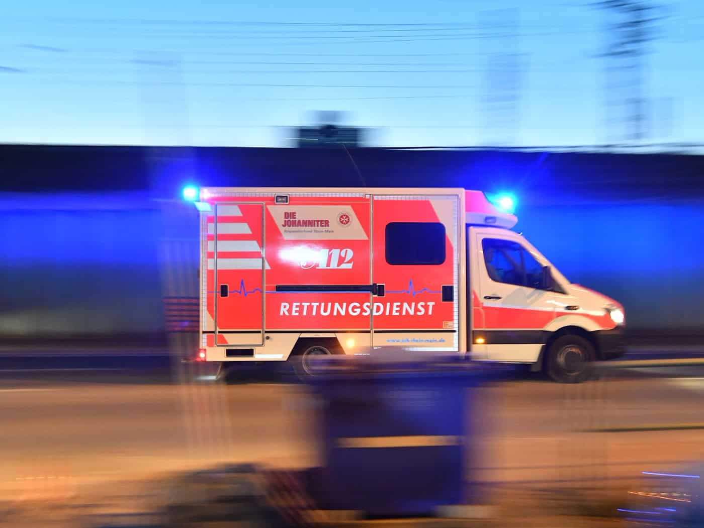 Nach Zusammenstoß mit Auto - Motorradfahrer stirbt in Klinik