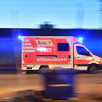 Nach Zusammenstoß mit Auto - Motorradfahrer stirbt in Klinik