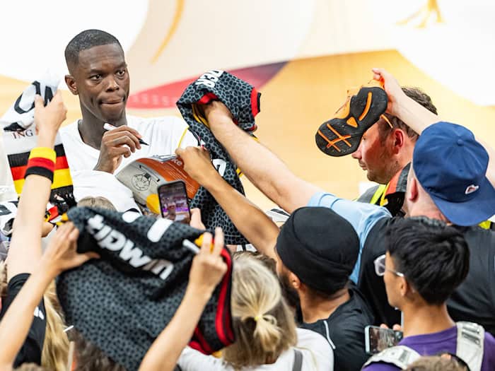 Nahm sich Zeit für Fans: Basketball-Kapitän Dennis Schröder. / Foto: Daniel Löb/dpa