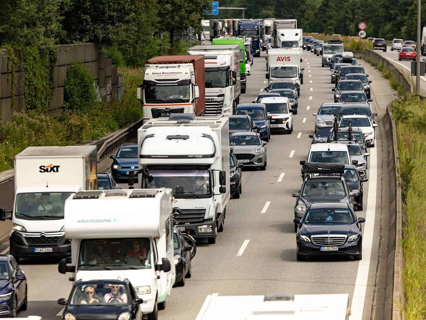 Ferienstart: ADAC meldet 24 Staus über zehn Kilometer – A1, A9 und A8 betroffen
