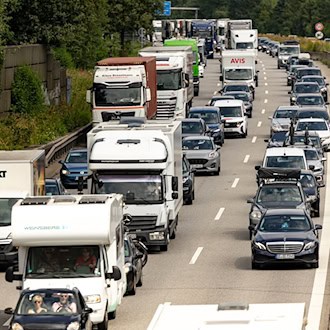Ferienstart: ADAC meldet 24 Staus über zehn Kilometer – A1, A9 und A8 betroffen