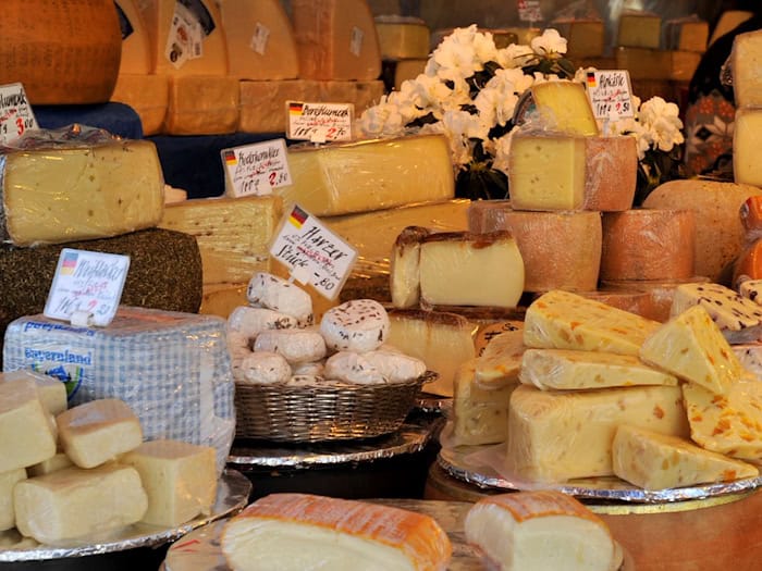 Käse gehört seit Jahren zu den beliebtesten Lebensmitteln aus dem Freistaat - gerade auch außerhalb Bayerns. Unter der Dachmarke «Genuss Bayern» sollen die Herkunft und Qualität bayerischer Spezialitäten für Verbraucher einfacher erkennbar werden. (Illustration) / Foto: Frank Leonhardt/dpa