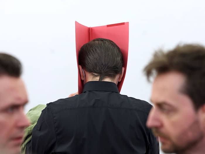 Der Mörder, hier im Gerichtssaal mit seinen Verteidigern, will eine spätere Abschiebung aus Deutschland verhindern. (Archivbild) / Foto: Karl-Josef Hildenbrand/dpa