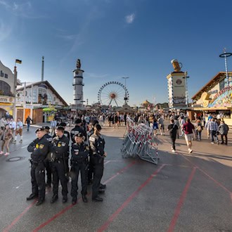 Der klagende Wirt will erreichen, dass die Stadtverwaltung den mutmaßlich sehr lukrativen Betrieb der großen Festzelte europaweit ausschreibt. (Archivbild)  / Foto: Peter Kneffel/dpa
