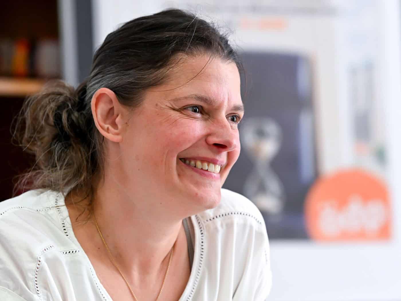 Agnes Becker wirbt für das Volksbegehren zur Amtszeitbegrenzung. / Foto: Sven Hoppe/dpa