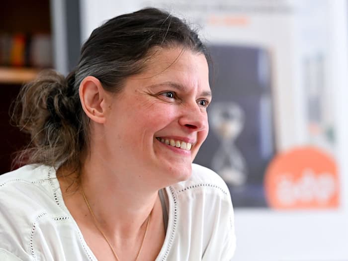Agnes Becker wirbt für das Volksbegehren zur Amtszeitbegrenzung. / Foto: Sven Hoppe/dpa