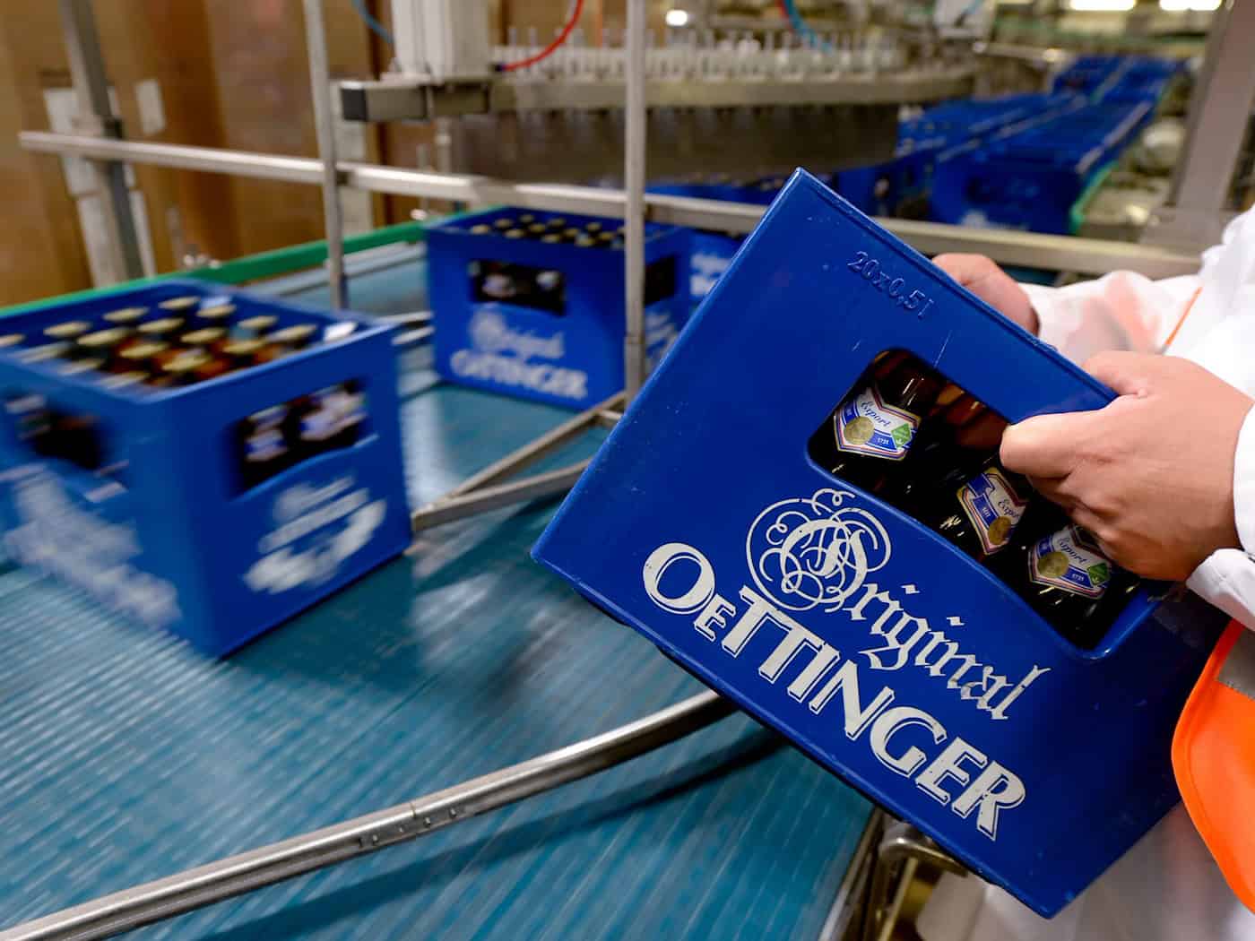 Die Brauerei Oettinger aus Schwaben ist schon wieder auf der Suche nach einem neuen Chef. (Archivbild) / Foto: Peter Steffen/dpa