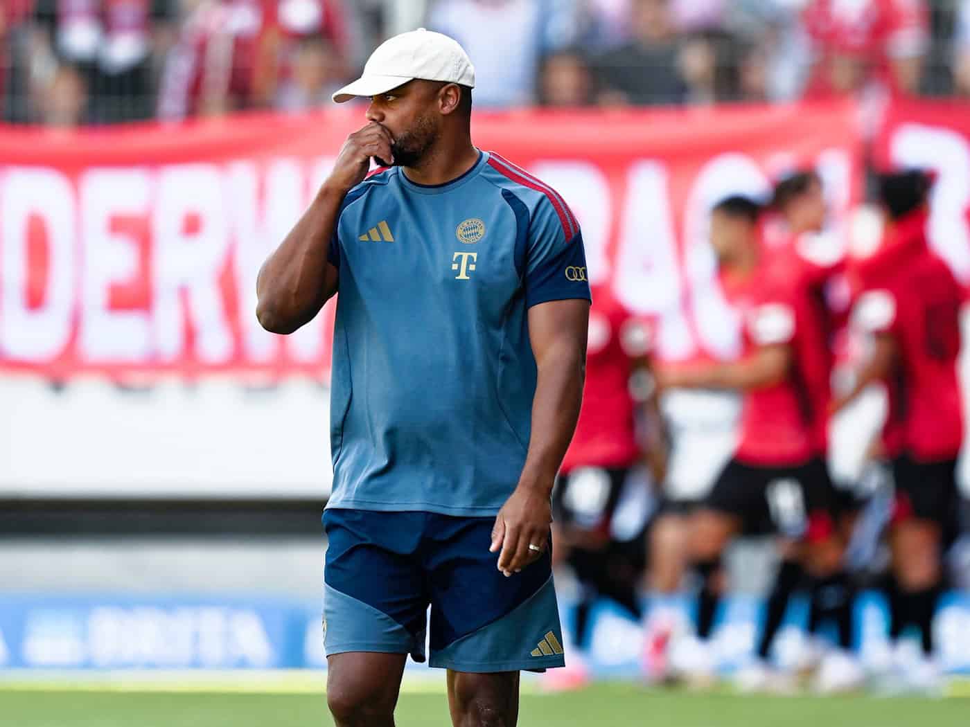 Setzte auf eine junge Startelf: Bayern-Trainer Vincent Kompany / Foto: Uwe Anspach/dpa