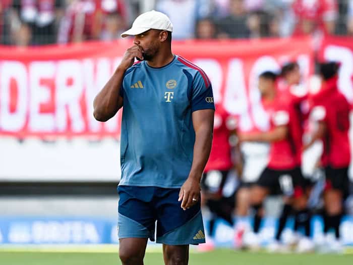 Setzte auf eine junge Startelf: Bayern-Trainer Vincent Kompany / Foto: Uwe Anspach/dpa