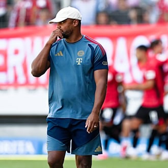 Setzte auf eine junge Startelf: Bayern-Trainer Vincent Kompany / Foto: Uwe Anspach/dpa