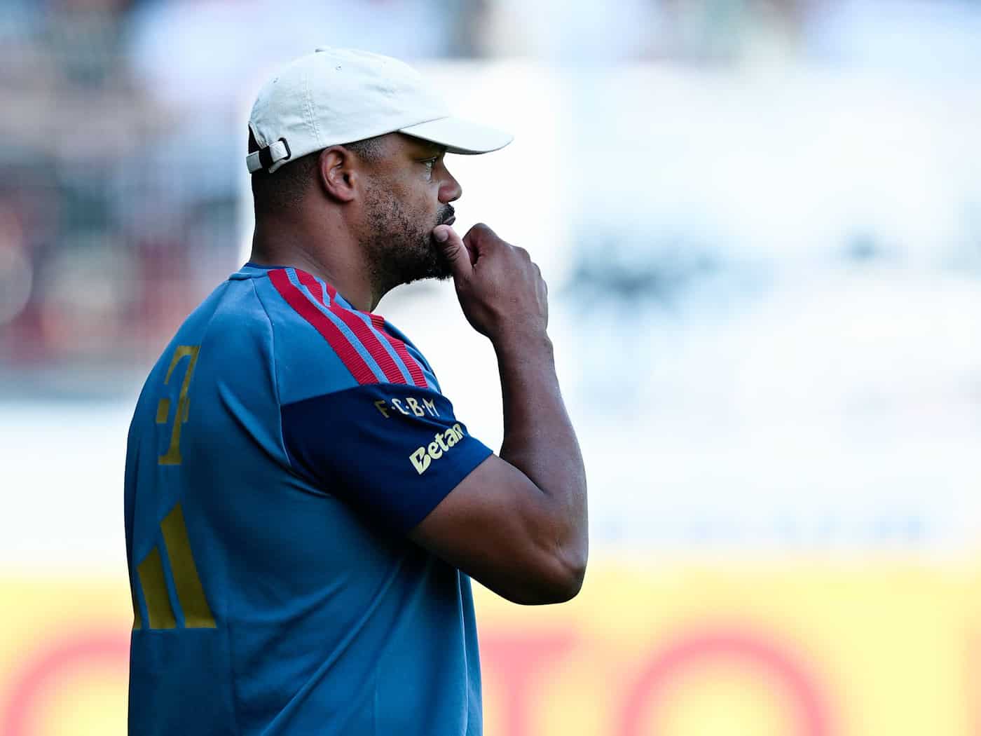 Schickte eine junge Mannschaft ins Spiel: FCB-Trainer Vincent Kompany / Foto: Uwe Anspach/dpa