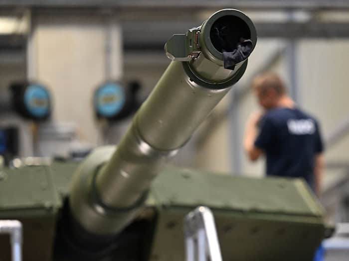 Das Kanonenrohr eines Leopard-Panzers von KNDS.  / Foto: Swen Pförtner/dpa