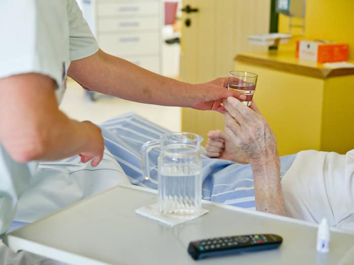 Roboter und digitale Lösungen sollen in der Pflege helfen und dem Personal Freiraum für die Arbeit mit den Patienten schaffen. (Symbolbild)  / Foto: Daniel Karmann/dpa