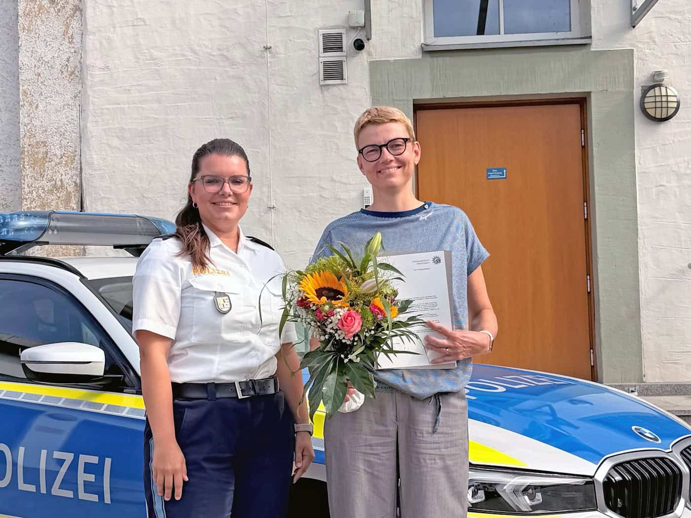 Die Polizei ehrt die Frau (rechts) für ihre Hilfe zur Rettung eines fünf Jahre alten Jungen. / Foto: -/Polizeipräsidium Oberfranken/dpa