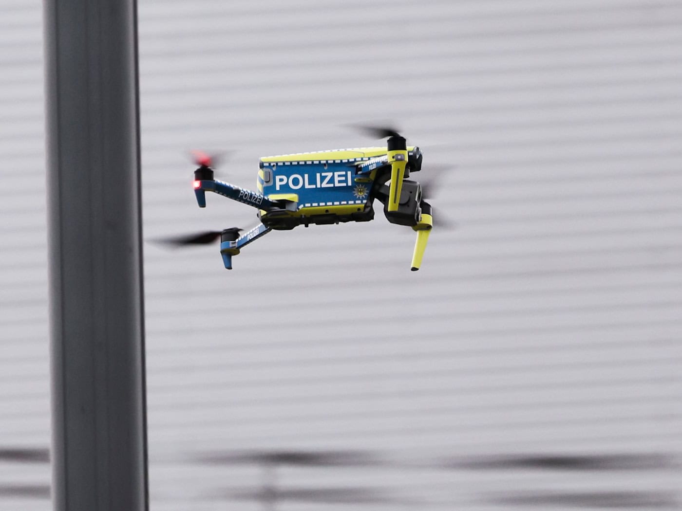 Mit einer Polizeidrohne suchten die Beamten nach den Unbekannten. (Symbolbild) / Foto: Christian Charisius/dpa