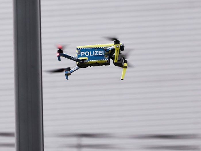 Mit einer Polizeidrohne suchten die Beamten nach den Unbekannten. (Symbolbild) / Foto: Christian Charisius/dpa