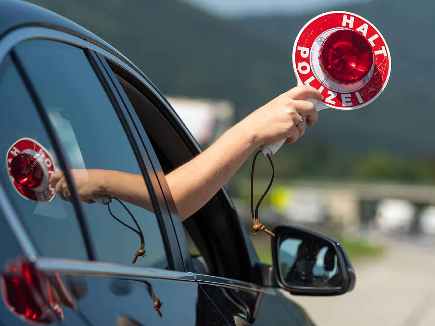 Schleierfahnder kontrollierten den Wagen an der Autobahn 6 in der Oberpfalz. (Symbolbild) / Foto: Peter Kneffel/dpa