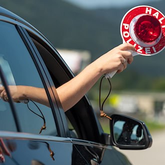 Schleierfahnder kontrollierten den Wagen an der Autobahn 6 in der Oberpfalz. (Symbolbild) / Foto: Peter Kneffel/dpa