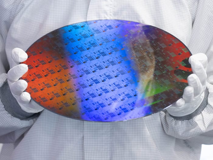 Bei der Chip-Herstellung werden Milliarden winzigster Schaltkreise übereinander geschichtet. (Symbolbild) / Foto: Sebastian Kahnert/dpa