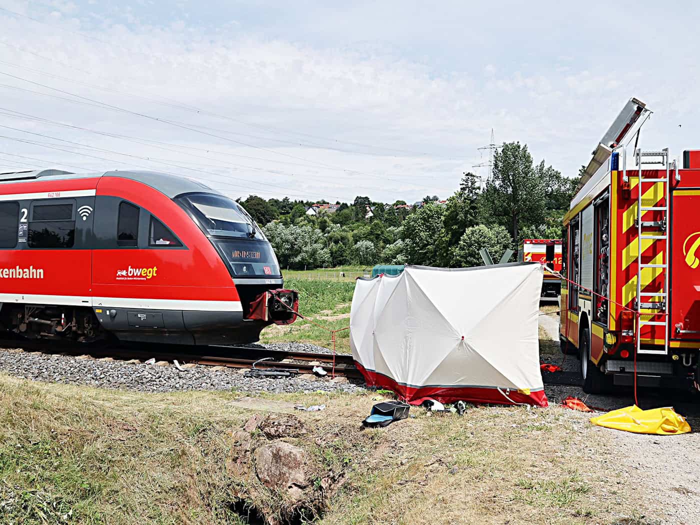 Auch die Feuerwehr war nach dem Unfall im Einsatz.  / Foto: Ralf Hettler/dpa