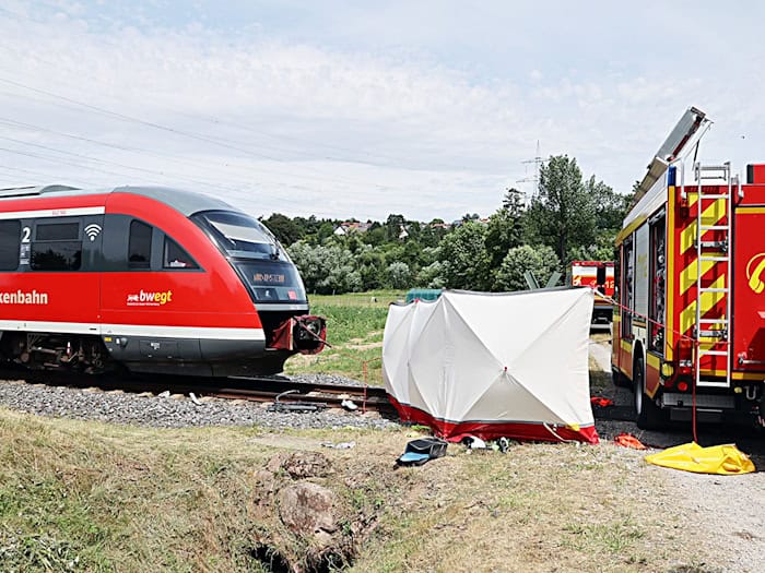 Auch die Feuerwehr war nach dem Unfall im Einsatz.  / Foto: Ralf Hettler/dpa